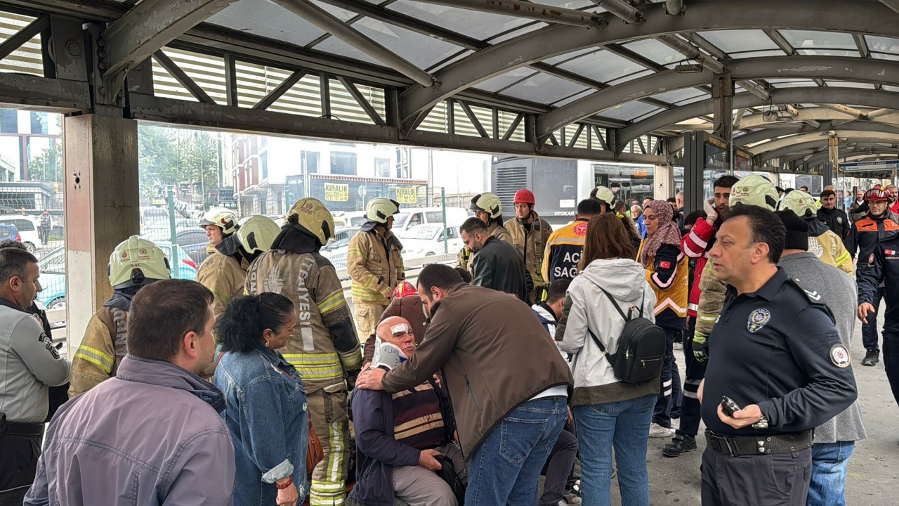 Beylikdüzü'nde durakta bekleyen metrobüse başka bir metrobüs çarptı