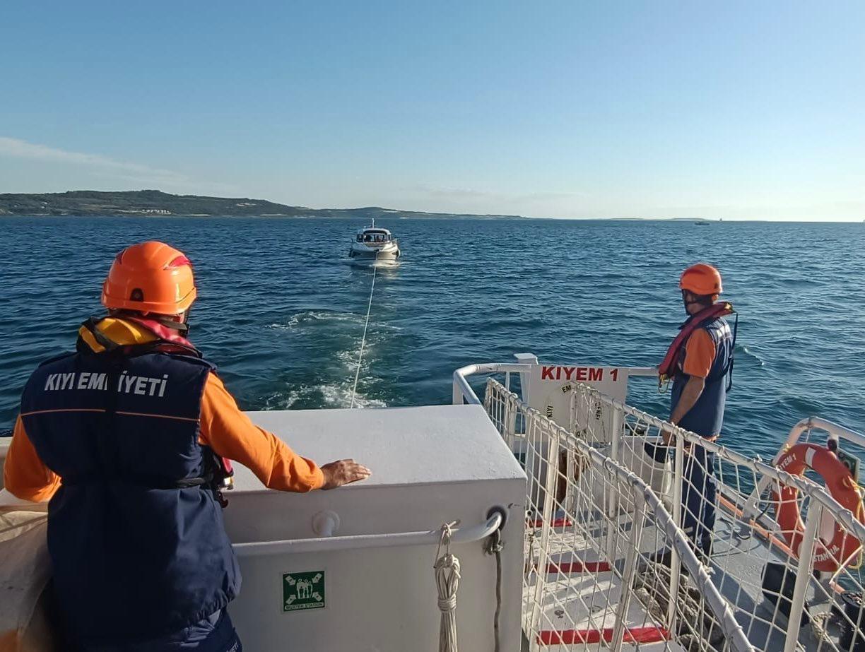 Çanakkale Boğazı'nda arızalanan tekne kurtarıldı