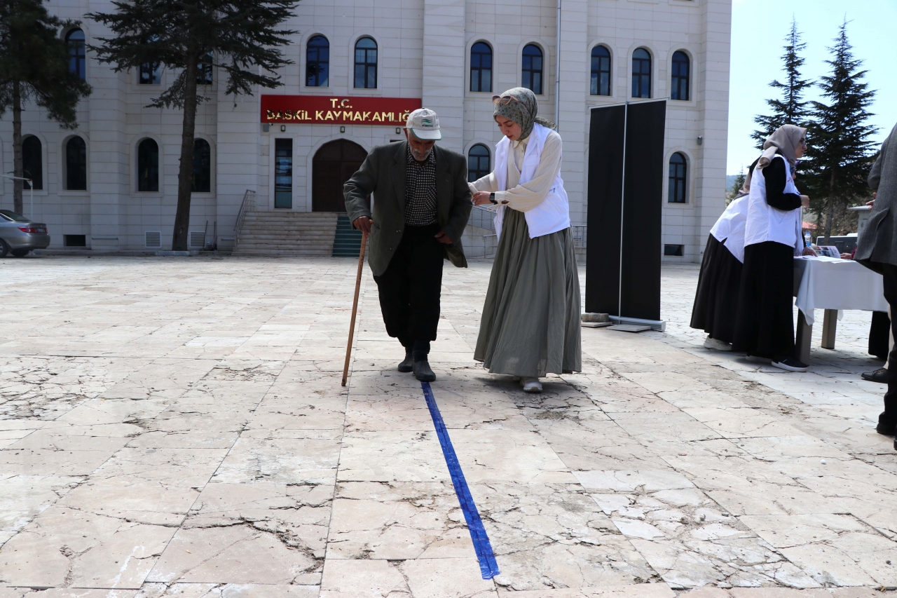 Elazığ'da "Genç Yeryüzü Doktorları" vatandaşları sağlık taramasından geçirdi