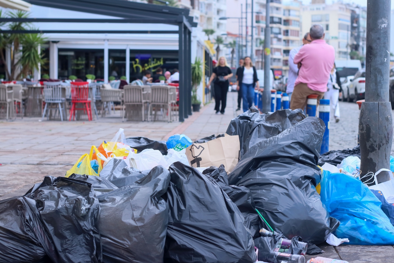 İzmir'de işçilerin grevi nedeniyle temizlik hizmeti de aksıyor
