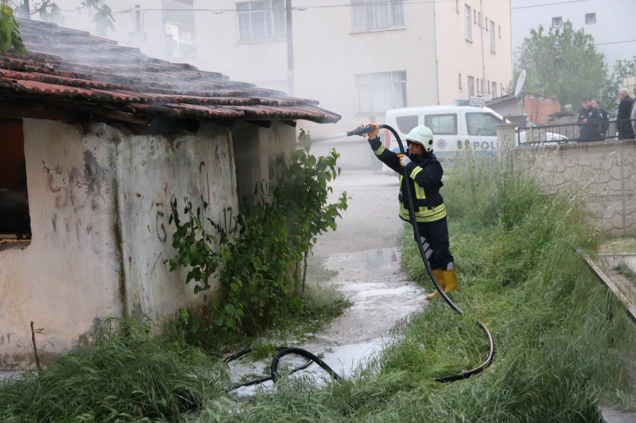Taşova’da çıkan yangında ahşap ev kullanılamaz hale geldi