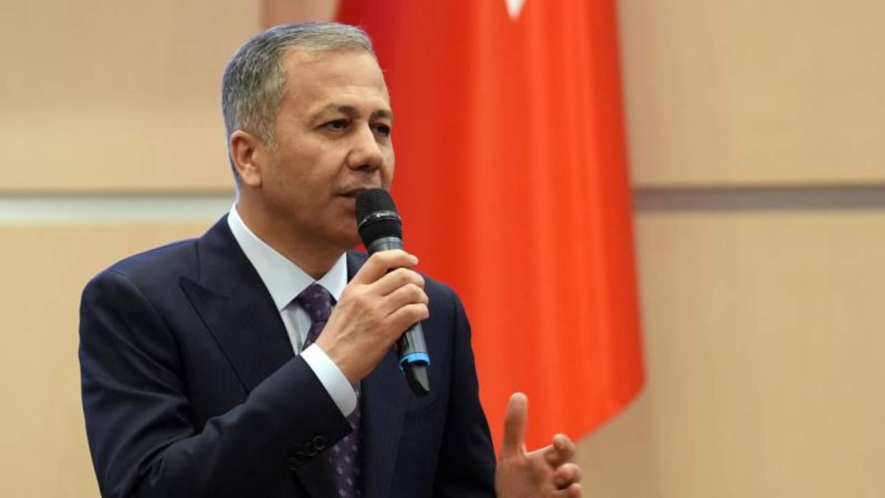 Bakan Yerlikaya, Bilecik'teki orman yangınlarından etkilenen köyleri ziyaret etti