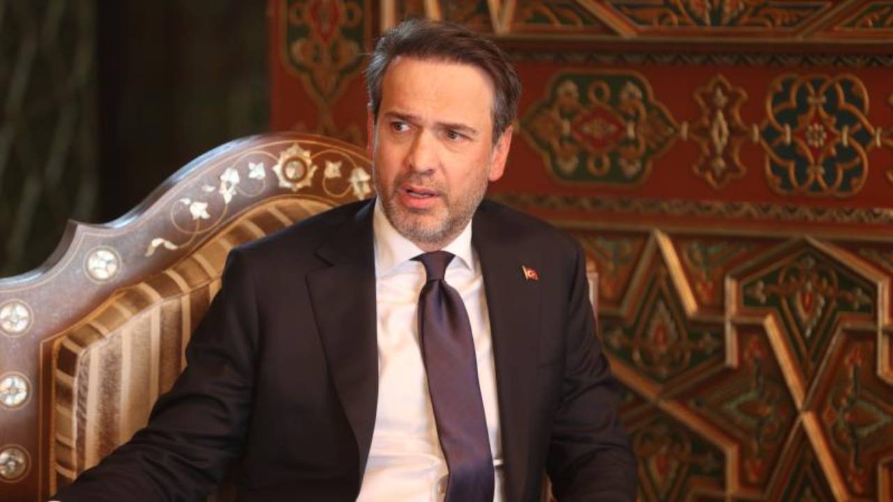 Bakan Alparslan Bayraktar, vefat eden teyzesinin Hatay'daki cenaze törenine katıldı