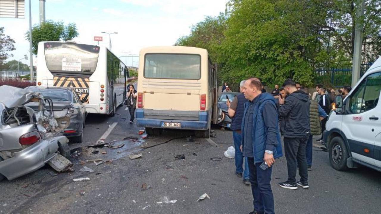 İşçi taşıyan minibüs ışıklarda bekleyen araçlara çarptı