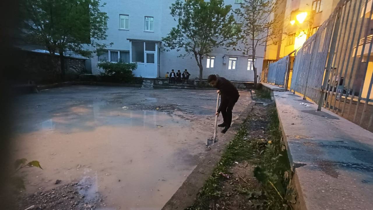 Hakkari'de örnek olacak davranış: Cami avlusunu kendi imkanlarıyla temizledi