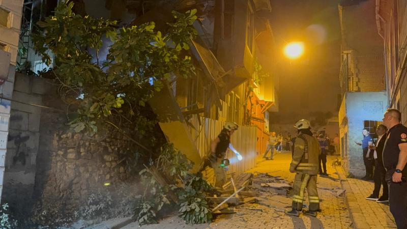 İstanbul'da bir apartmanın bodrum katının duvarı yıkıldı