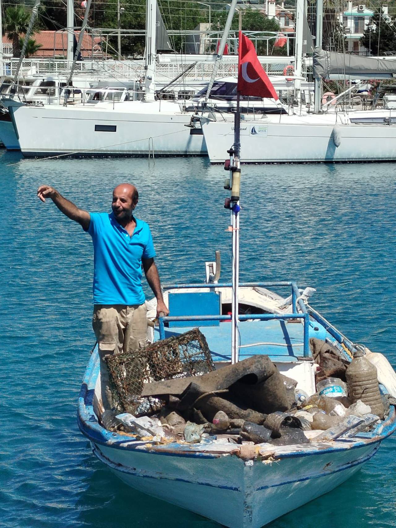 Muğla'da denizden 2 ton atık çıkarıldı