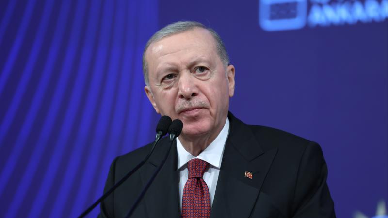 Cumhurbaşkanı Erdoğan, Türkiye'nin ilk yüzer gaz üretim platformunun kaptanıyla konuştu