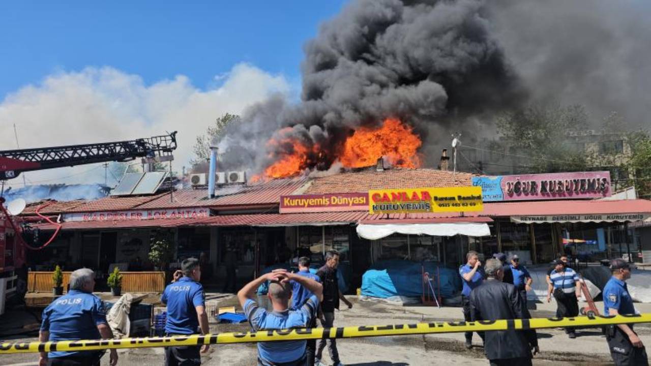 Sıralı dükkanların çatısında yangın çıktı