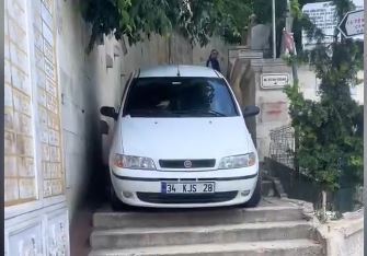 Yolu karıştıran sürücü otomobiliyle merdivenlerden inmeye çalıştı
