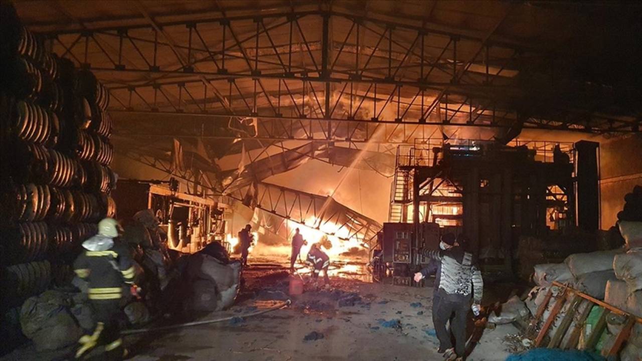 Manisa'da halı fabrikasında yangın