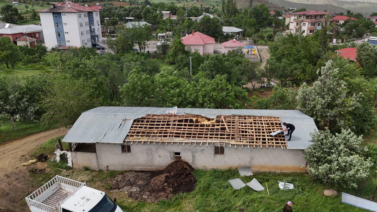 Hakkari'de fırtınada çatılar uçtu