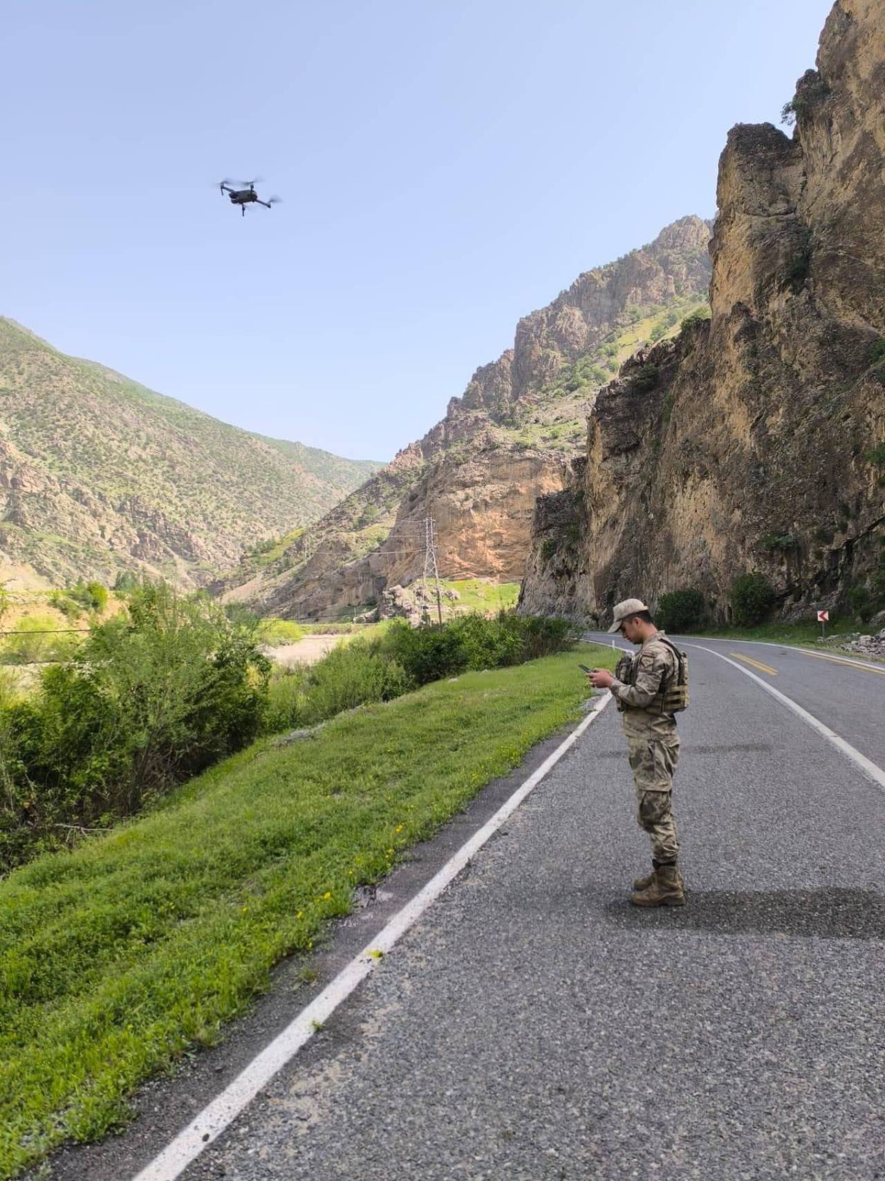 Jandarma, Hakkari’de Kayıp Feleknaz keskin için seferber oldu