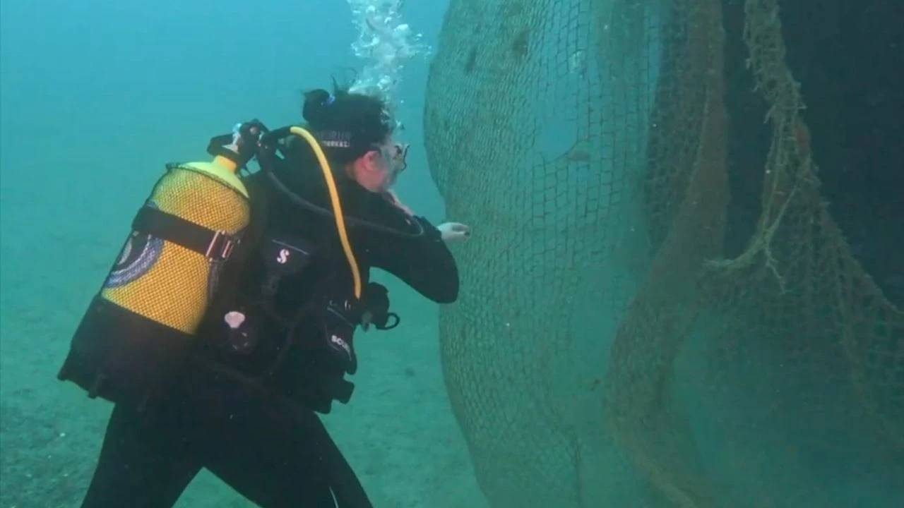İzmir'de denizden 1,5 ton hayalet ağ çıkarıldı