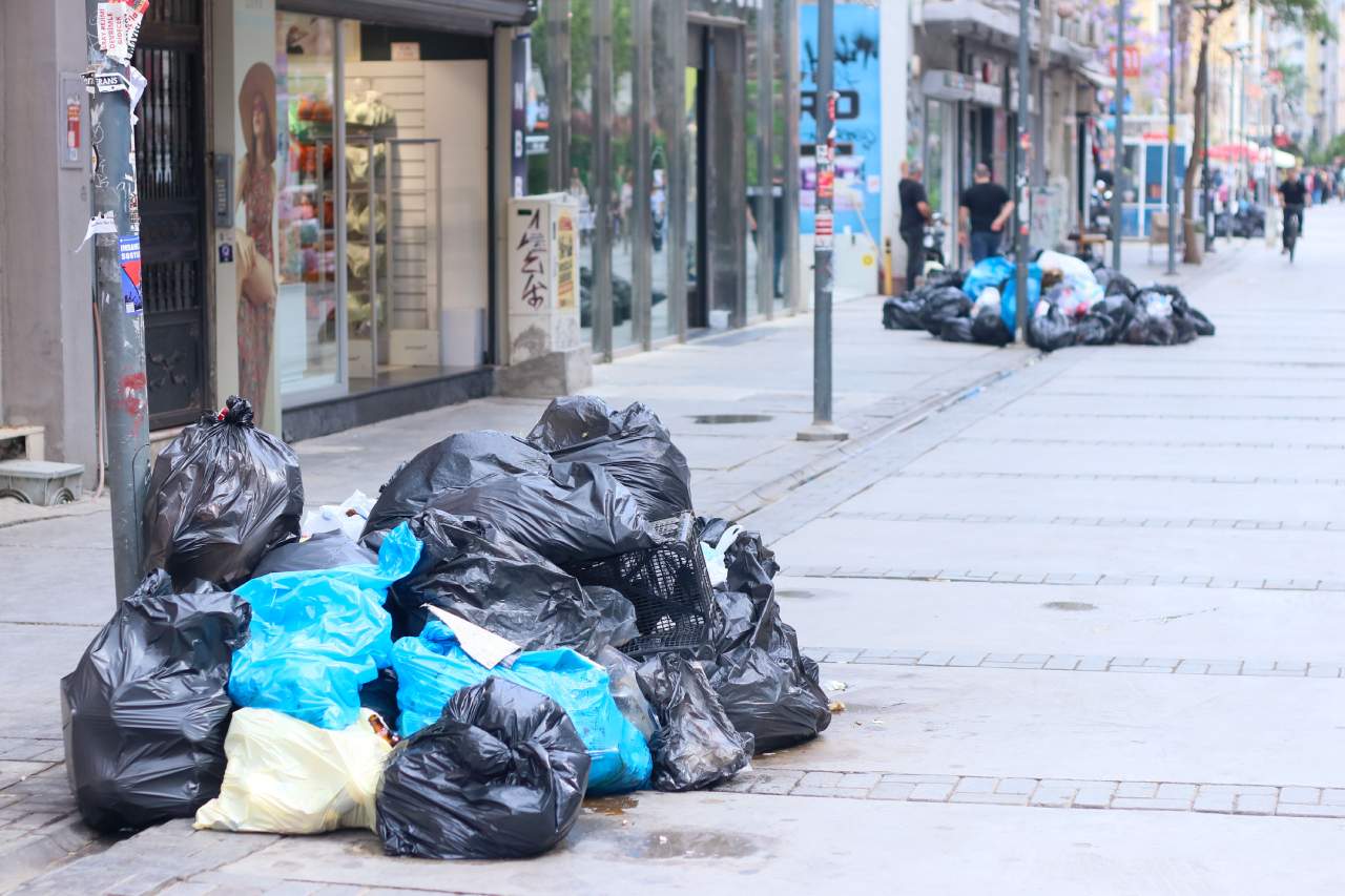 İzmir'de işçilerin grevi nedeniyle çöp dağları oluştu