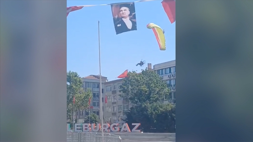 Gösteri uçuşu yapan paramotor kamyonetin üzerine düştü
