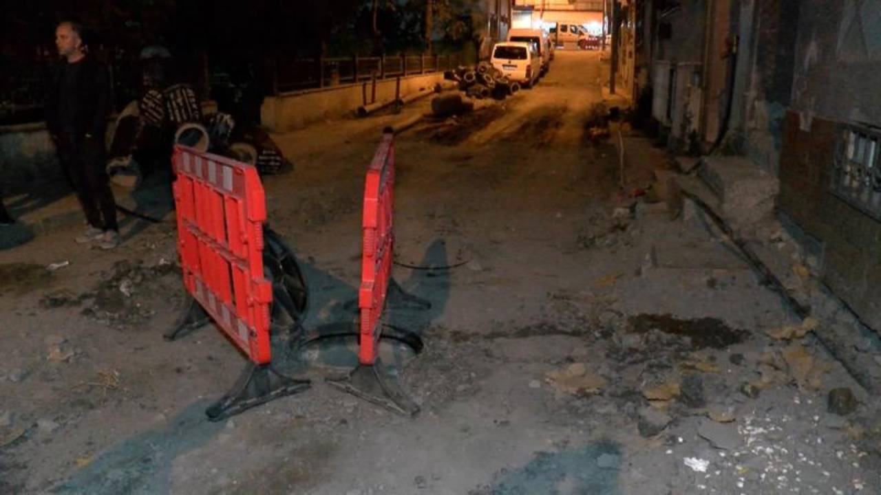 İstanbul'da rögarda patlama: Sokak trafiğe kapatıldı