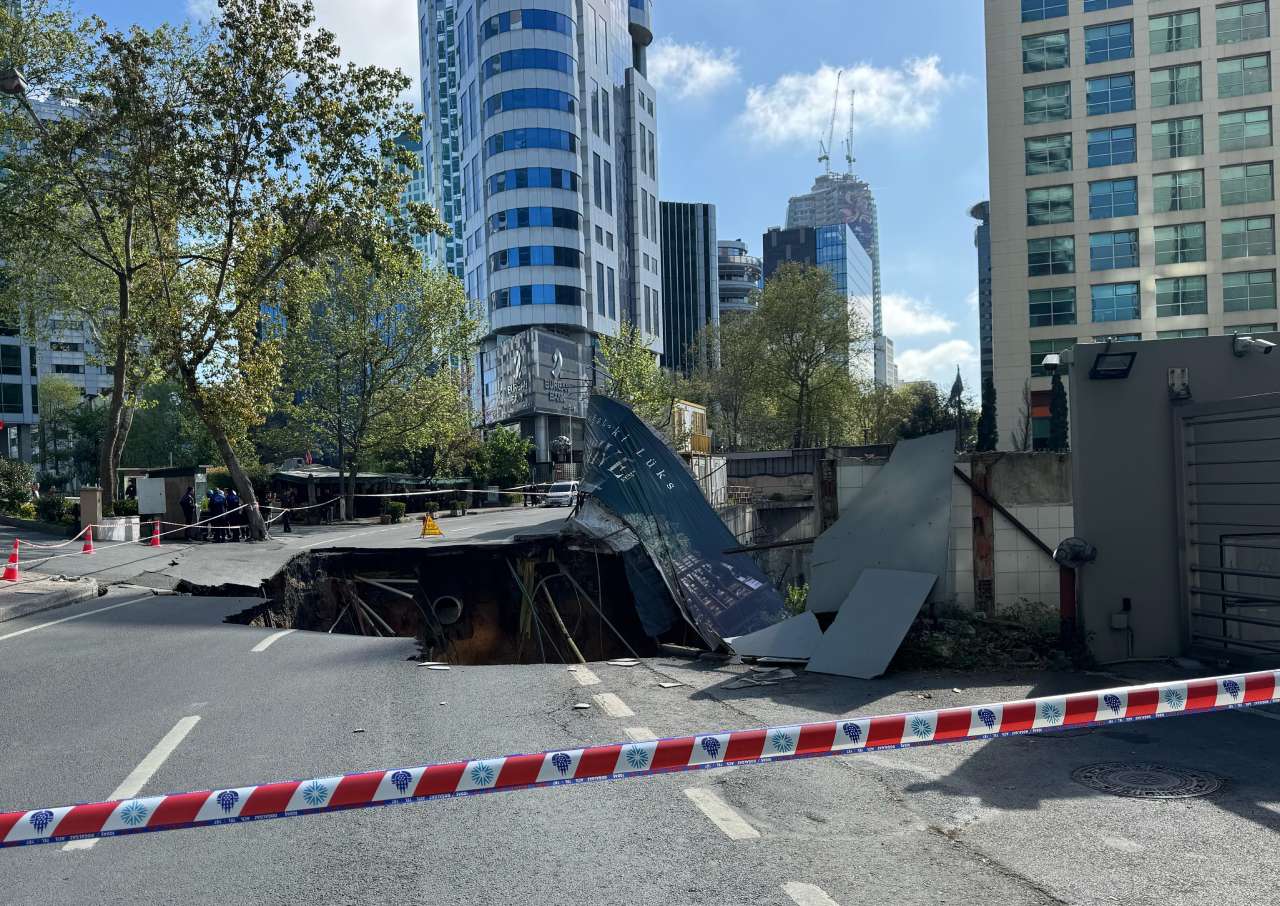Sarıyer'de çöken yol trafiğe kapatıldı