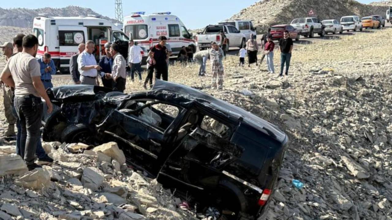 Hafif ticari araç şarampole devrildi: 3 ölü, 3 yaralı
