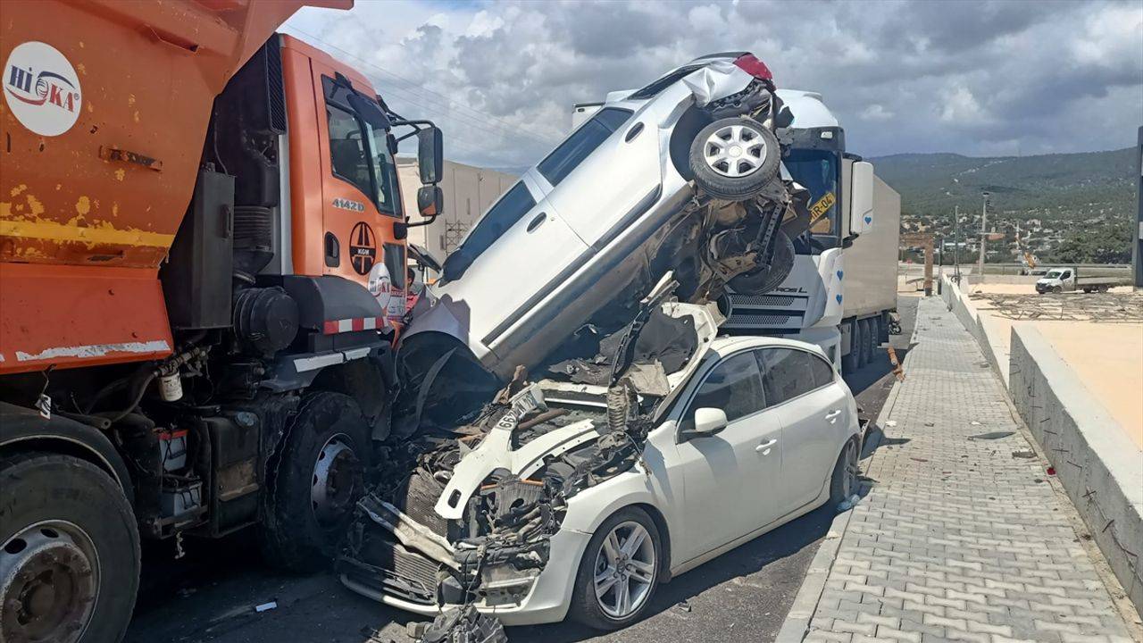 Mersin'de kontrolünden çıkan kamyon 15 araca çarptı