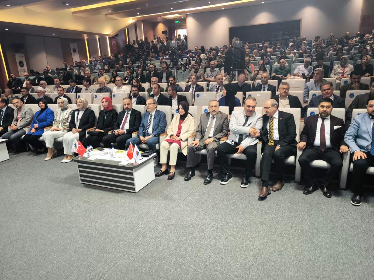 Cüneyd Zapsu, YYÜ’de Gnçlerle Buluştu: Hem aile mirasını anlattı hem geleceğe ışık tuttu Cüneyd Zapsu, YYÜ’de Gnçlerle Buluştu: Hem aile mirasını anlattı hem geleceğe ışık tuttu
