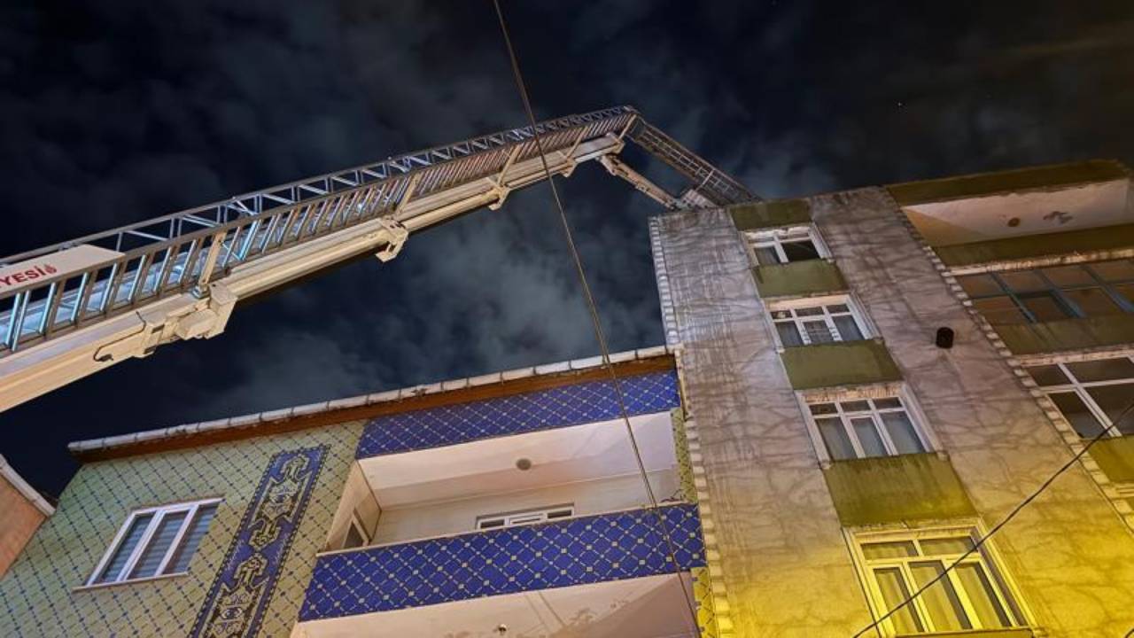 İstanbul'da 7 katlı binanın çatısında yangın