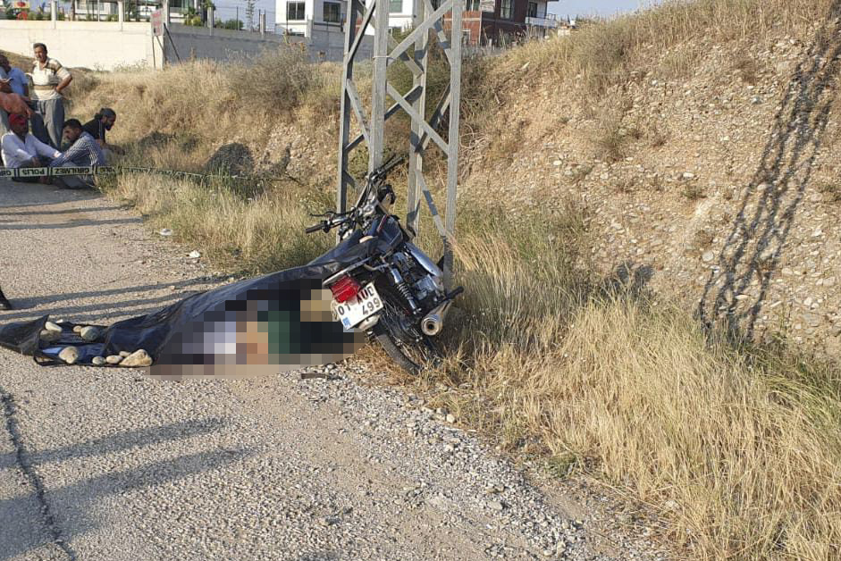 Adana'da elektrik direğine çarpan motosikletin sürücüsü öldü
