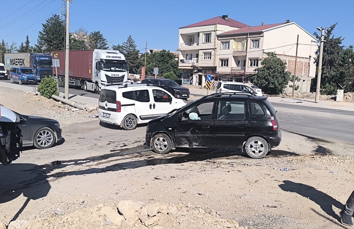 Adıyaman'da iki otomobilin çarpıştığı kazada 4 kişi yaralandı