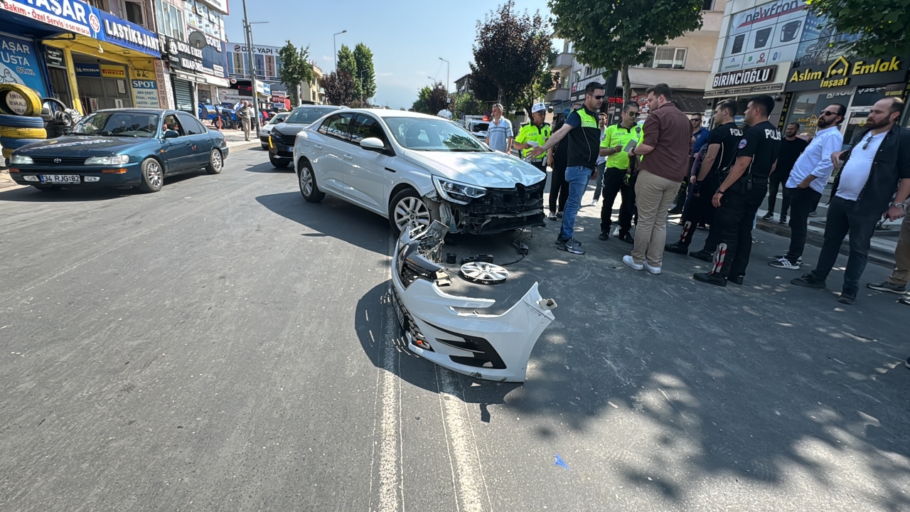 Düzce'de otomobil ile çarpışan motosikletteki 2 polis memuru yaralandı