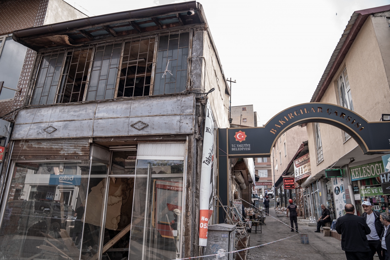 Erzurum'da boşaltılan dükkanda kısmi çökme meydana geldi