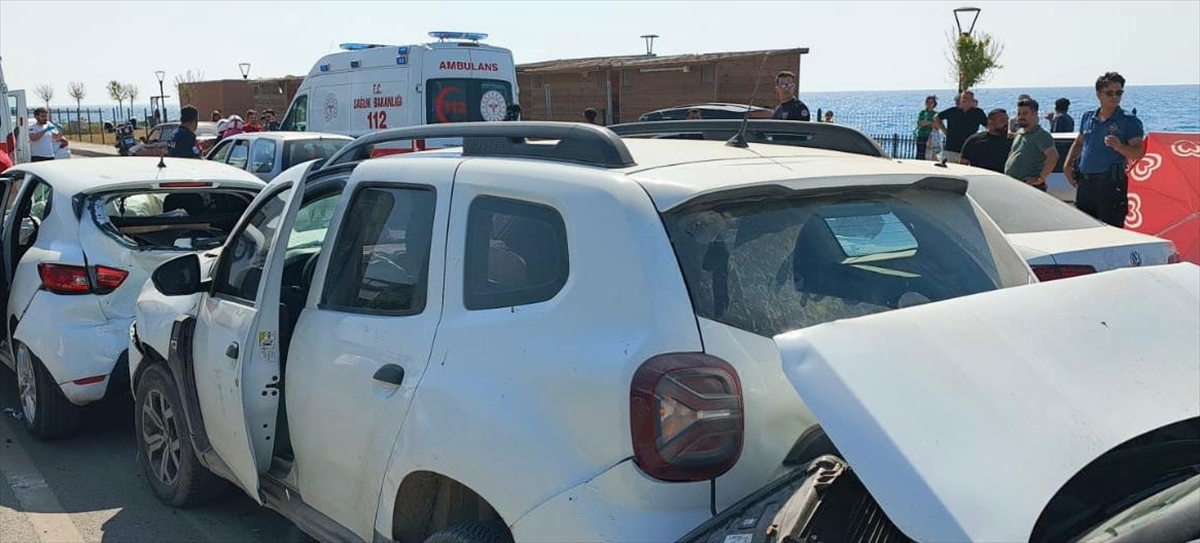 Hatay'da 5 otomobilin karıştığı zincirleme kazada 1 kişi yaralandı