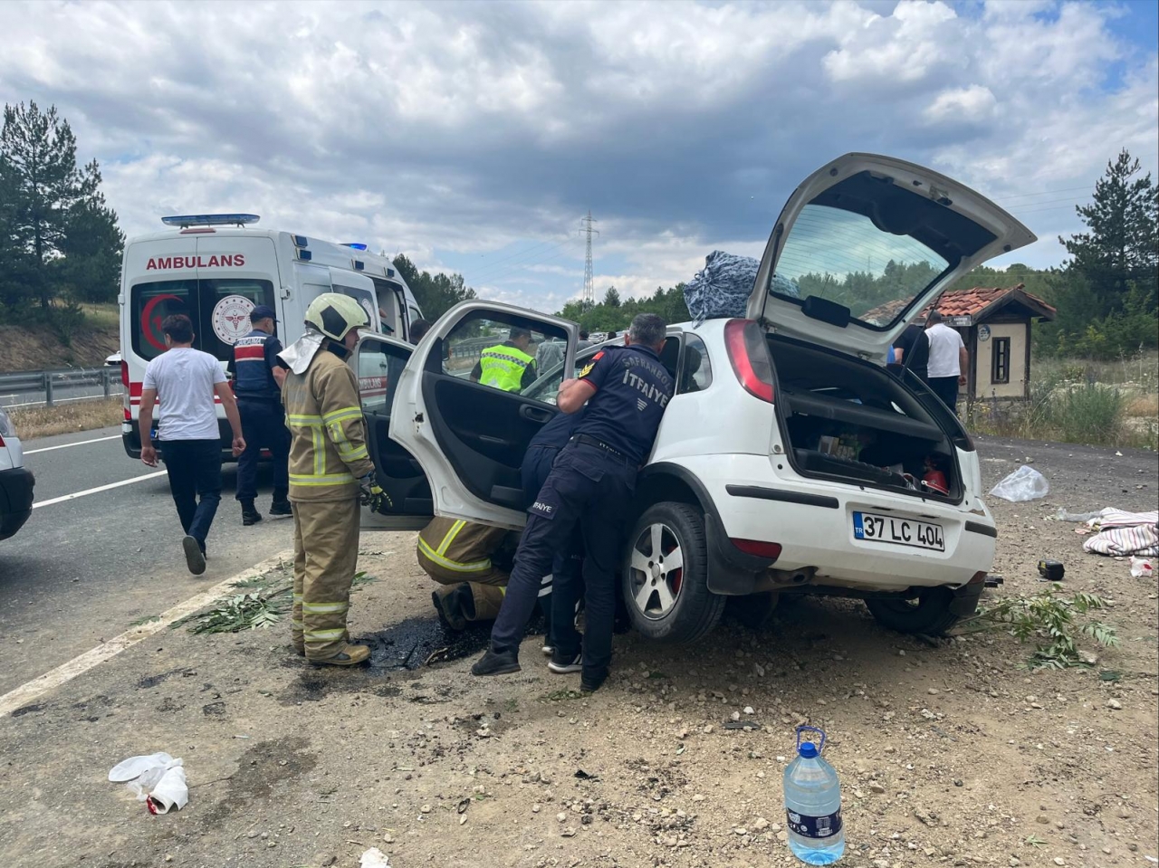 Karabük'te menfeze çarpan otomobildeki 1 çocuk öldü, 3 kişi yaralandı