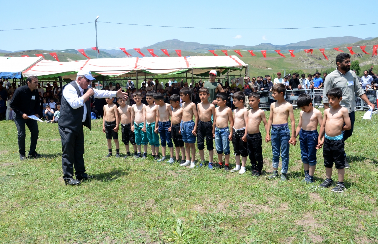 Kars'ta "110. Geleneksel Karaurgan Karakucak Güreş Şenlikleri" yapıldı