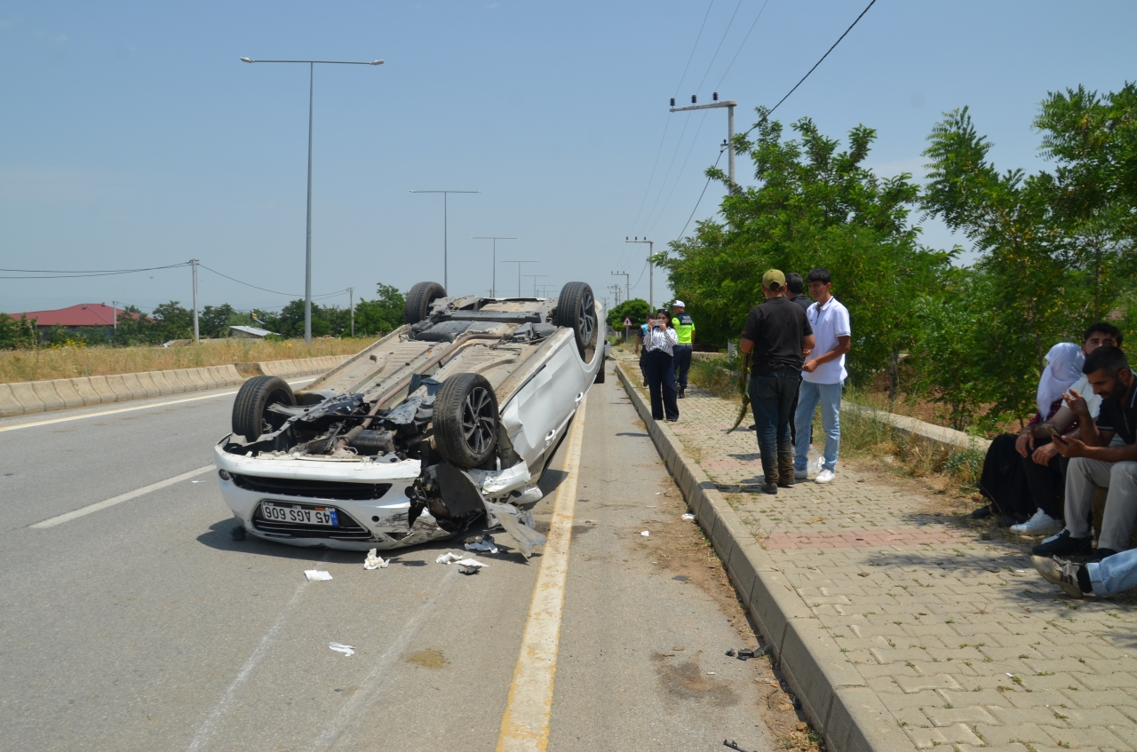Muş'ta otomobil ile hafif ticari araç çarpıştı, 6 kişi yaralandı