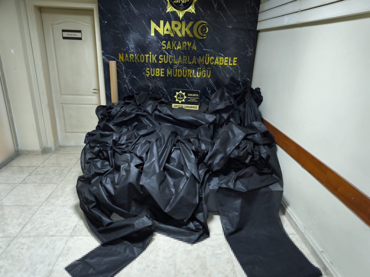 Sakarya'da kumaşa emdirilmiş 4 bin 200 içimlik sentetik uyuşturucu ele geçirildi