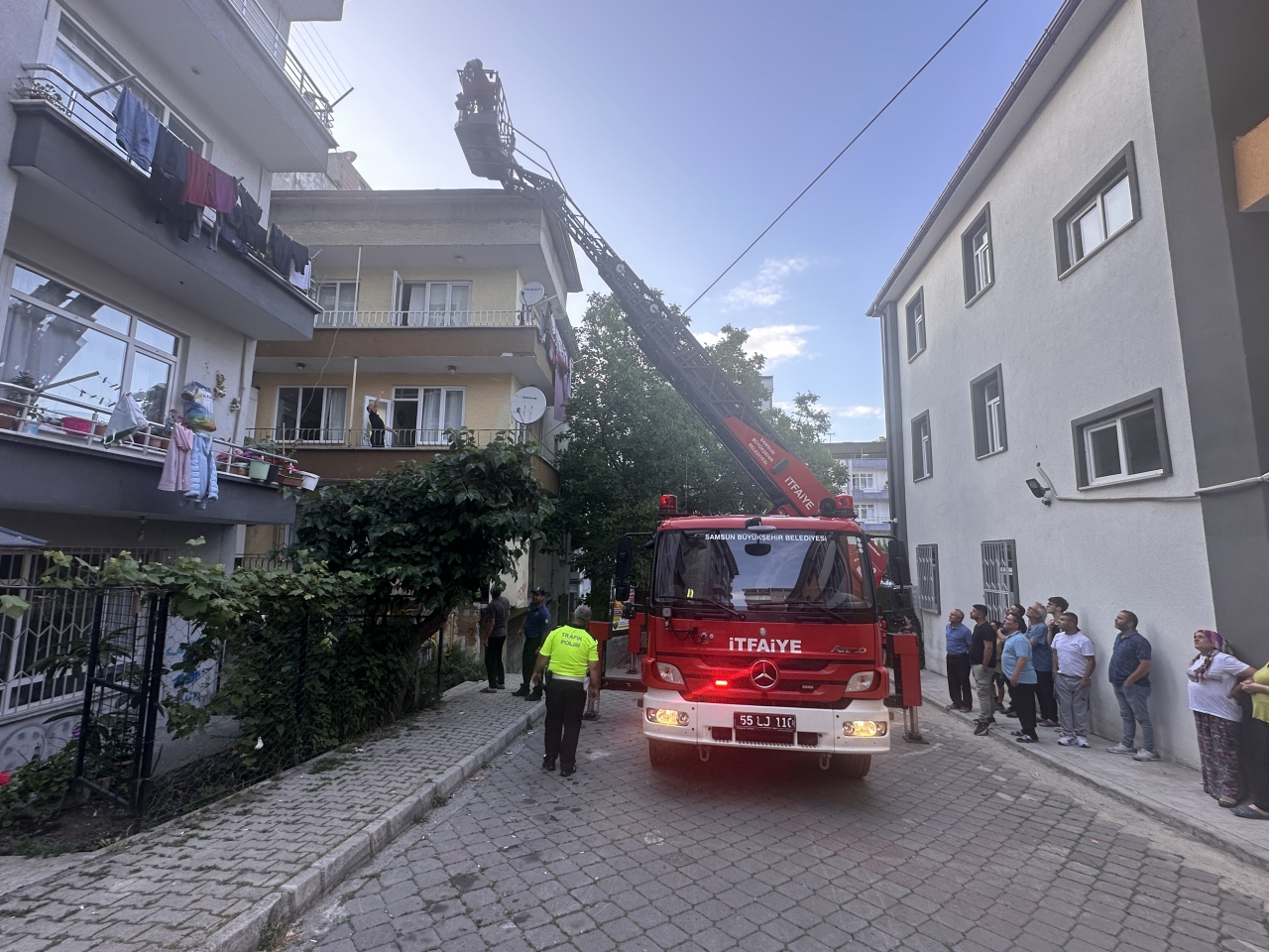 Samsun'da bir binada çıkan yangında 4 kişi dumandan etkilendi