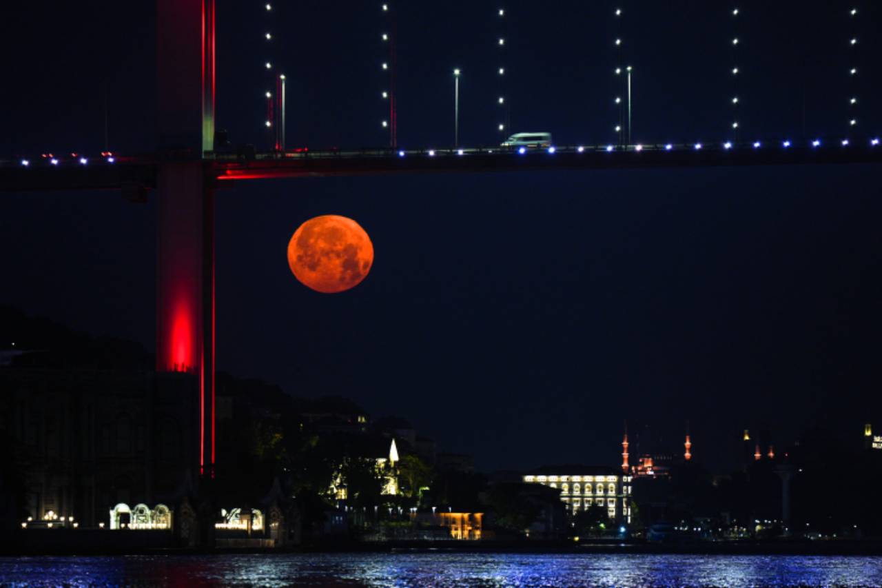 Yazın müjdecisi Çilek Dolunayı İstanbul semalarında