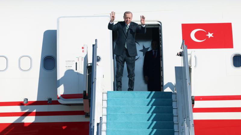 Cumhurbaşkanı Erdoğan, Azerbaycan'dan yurda döndü