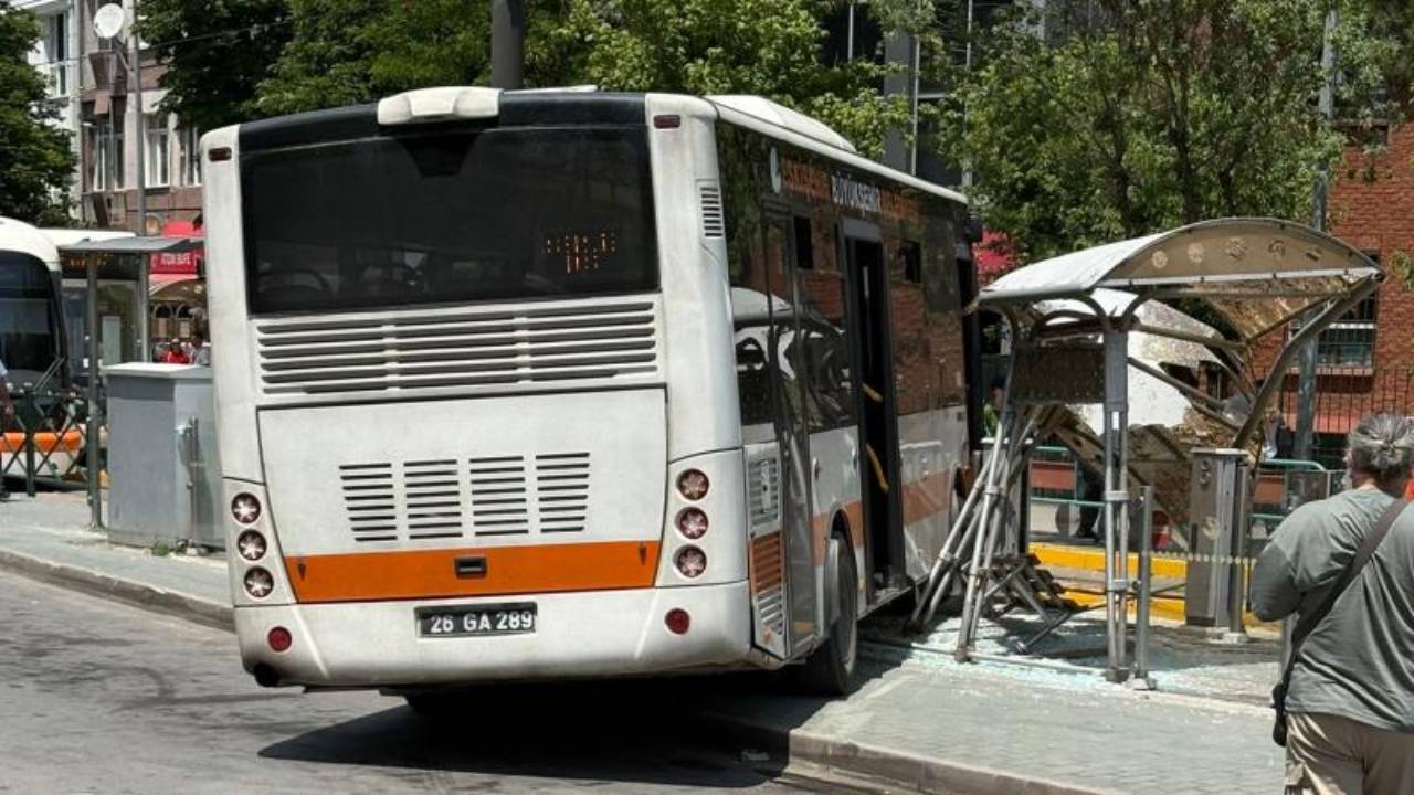 Sürücüsü fenalaşan belediye otobüsü tramvay durağına çarptı