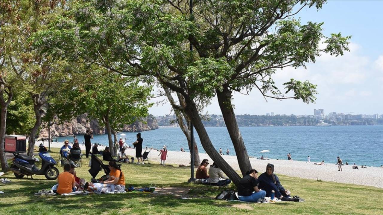 İstanbul'da sıcaktan bunalanlar sahil ve parklara akın etti