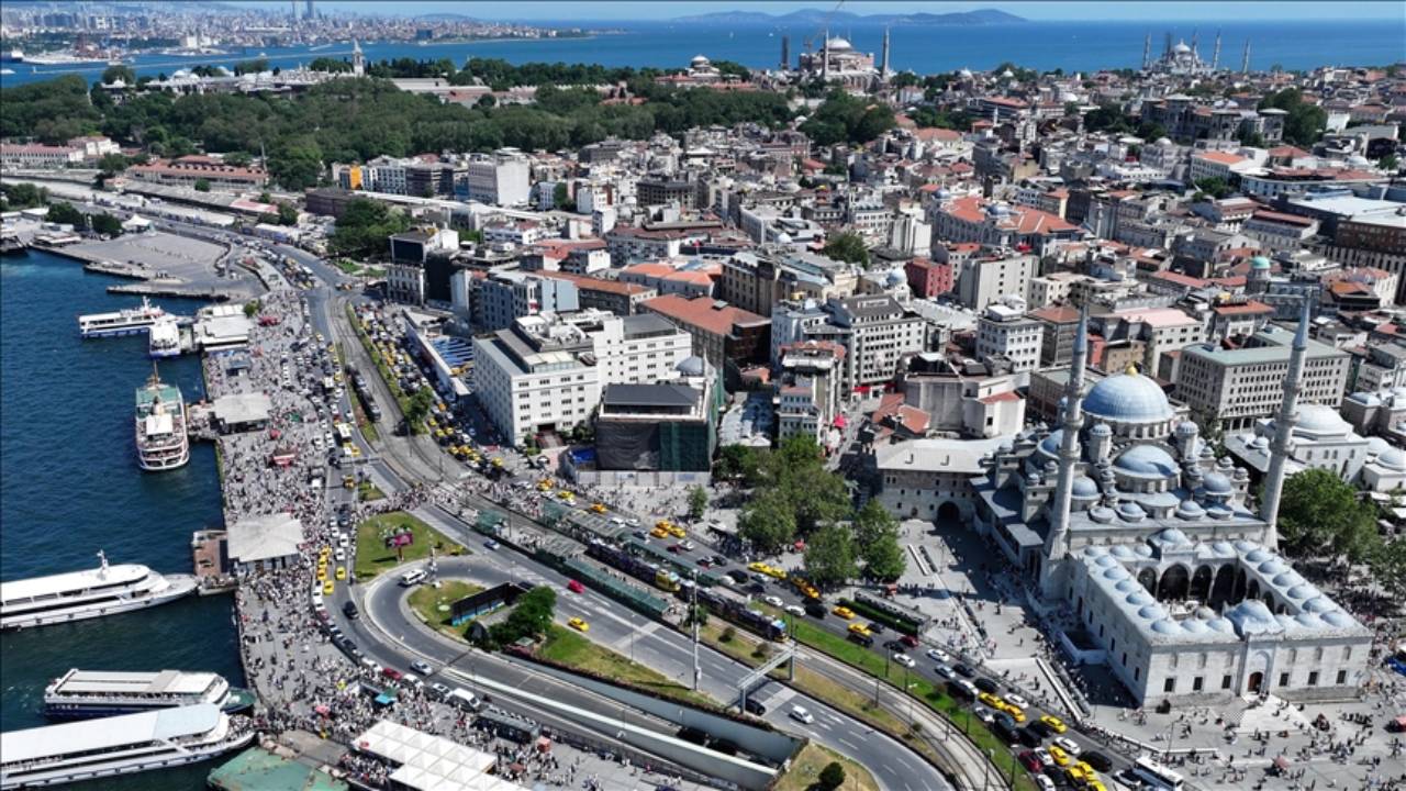 İstanbul'da sıcak havaya rağmen meydanlar doldu