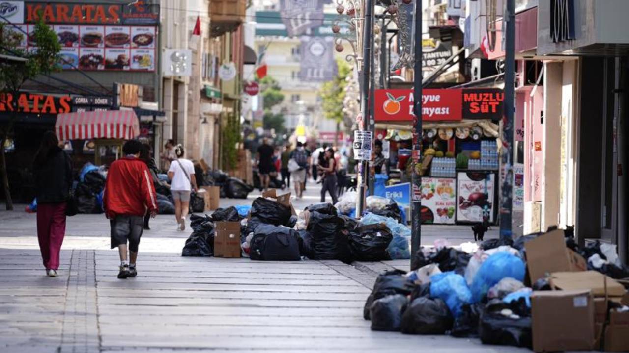 İzmir'deki grev 4'üncü gününde… Çöpler yollara taştı