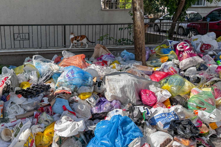 İzmir'de grev krizi sürüyor! Greve giden işçiler kovuldu