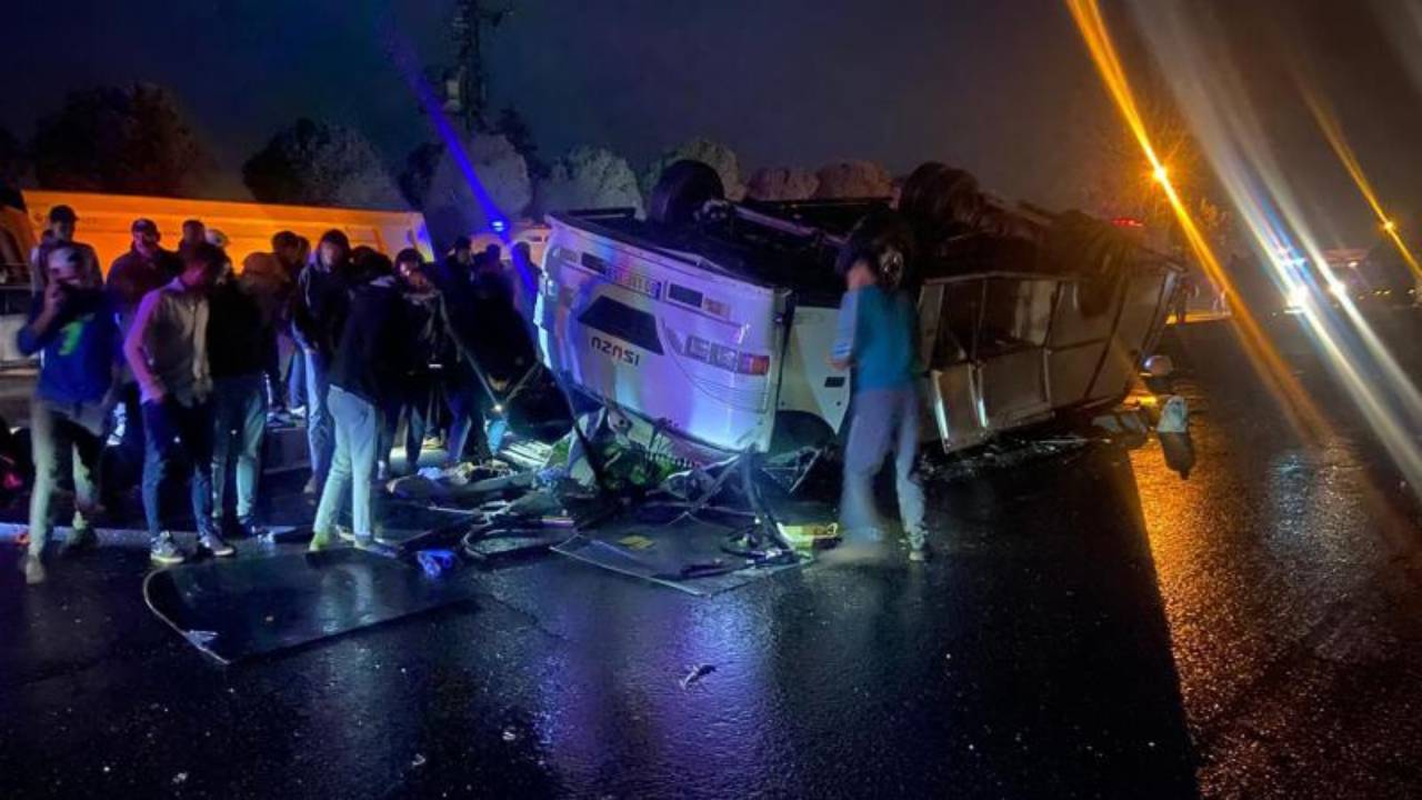 İşçileri taşıyan midibüs devrildi: 25 yaralı