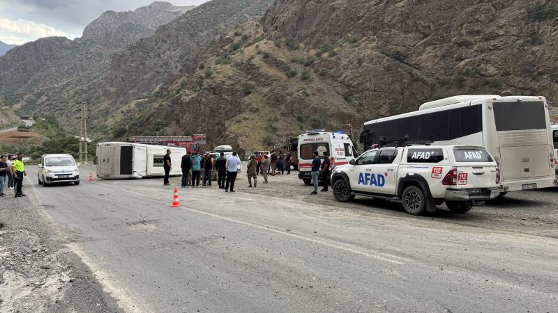 Gaziantep'te otomobilin iki işçi servisine çarptığı kazada 10 kişi yaralandı