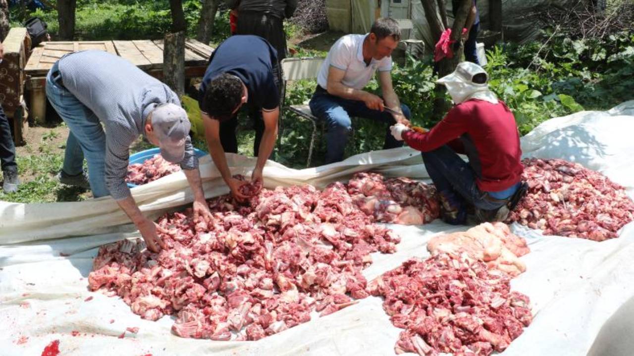 Bir Asırlık Gelenek: Kesilen kurbanlıklar 200 haneye eşit dağıtıldı