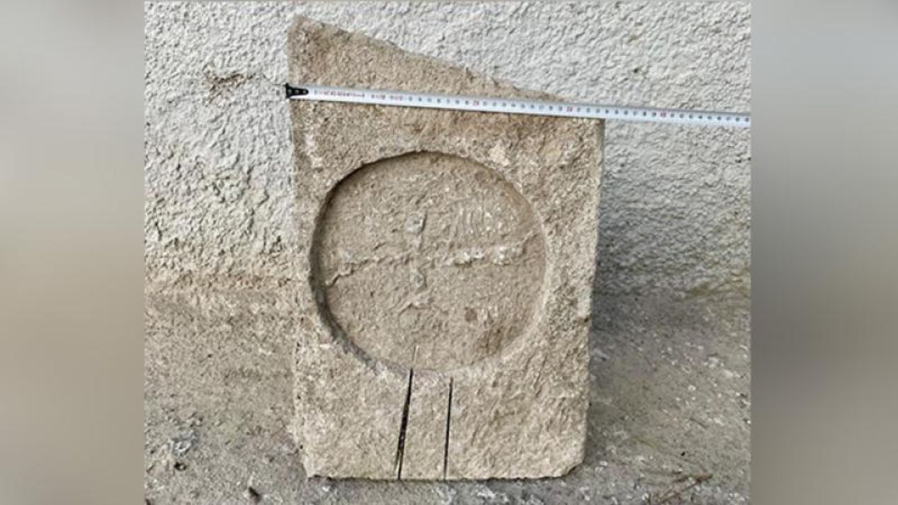 Otomobilden Bizans dönemine ait mezar steli çıktı
