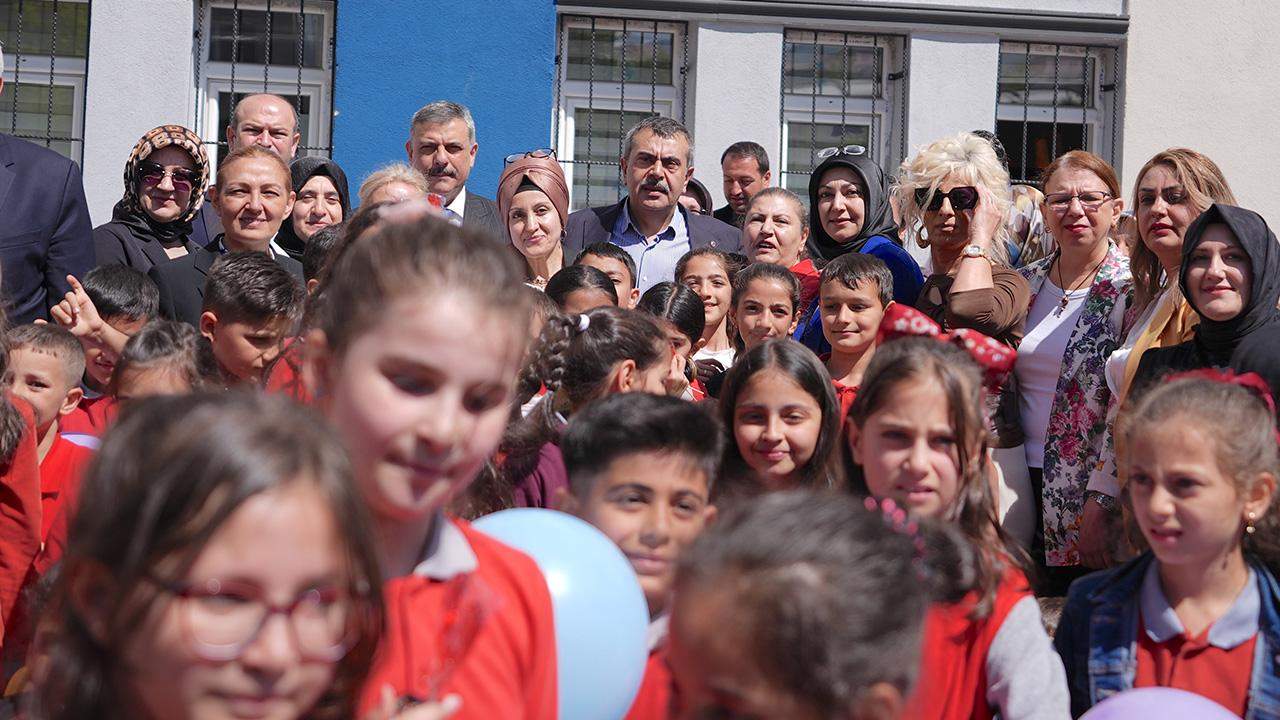 Bakan Tekin Erzurum'da 'arafalık' dağıttı
