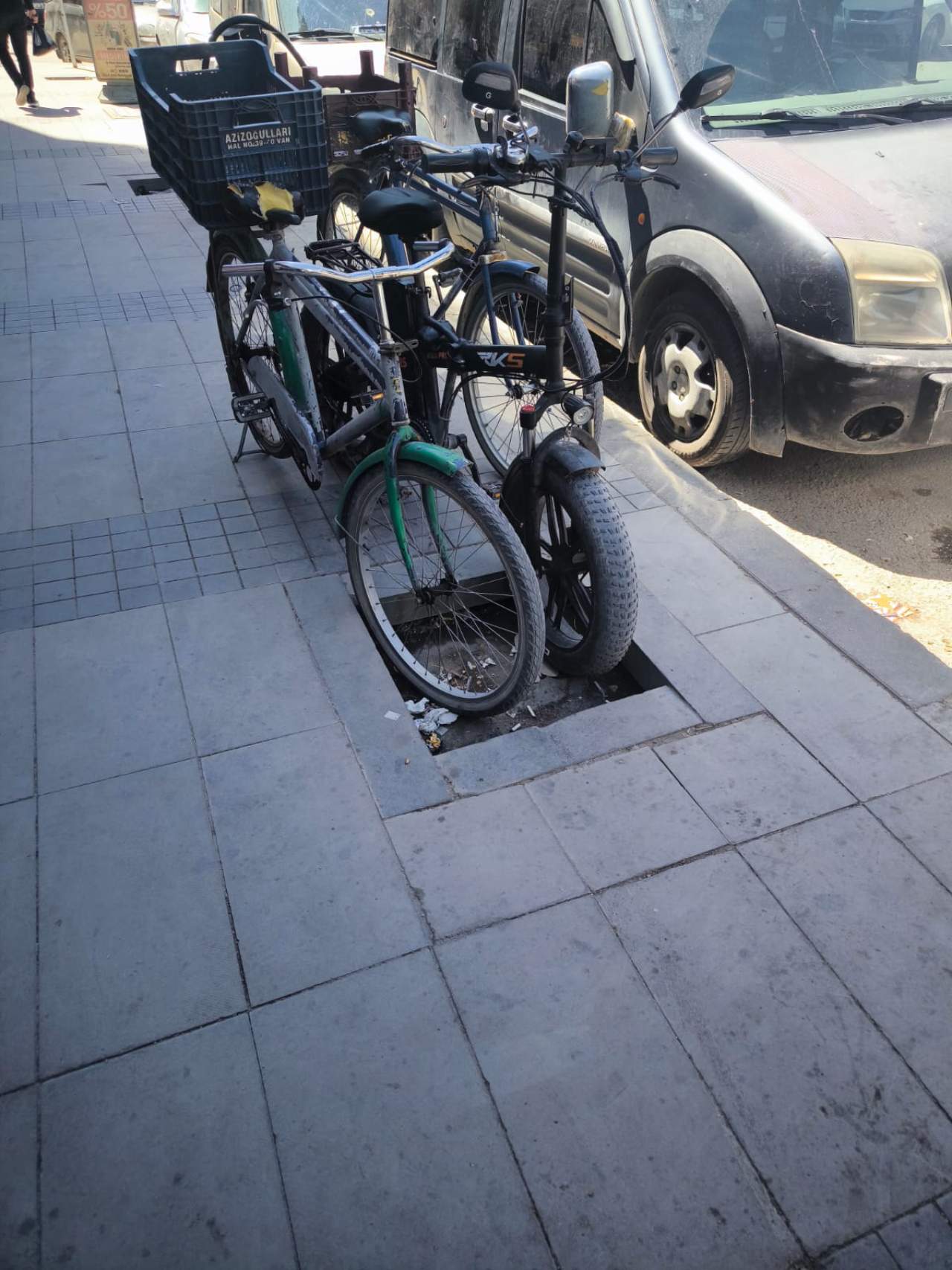 Van Merkez Sıhke Caddesi’nde tehlikeli kaldırımlar vatandaşı mağdur ediyor