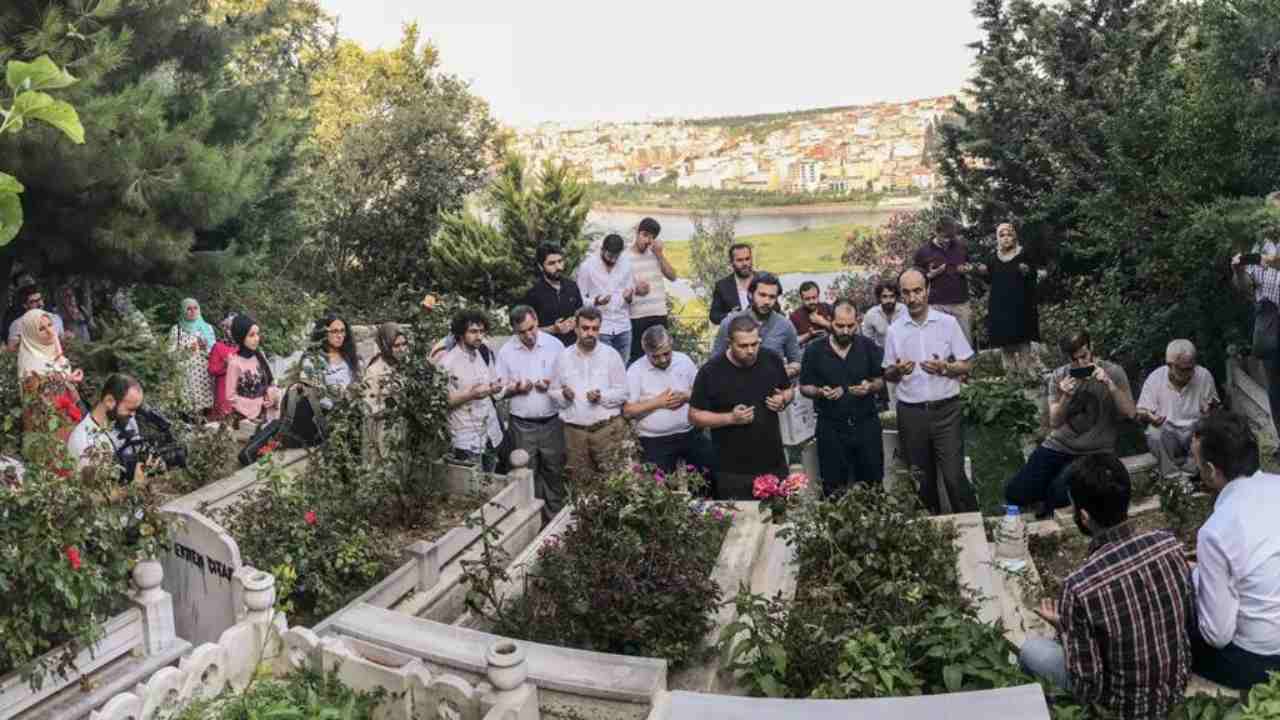 Şair Erdem Bayazıt kabri başındı anıldı
